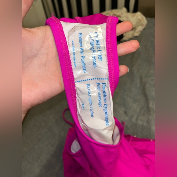 La Blanca Island Goddess Lace Back One
Shoulder One Piece Size 6 NWOT - Picture 4 of 7